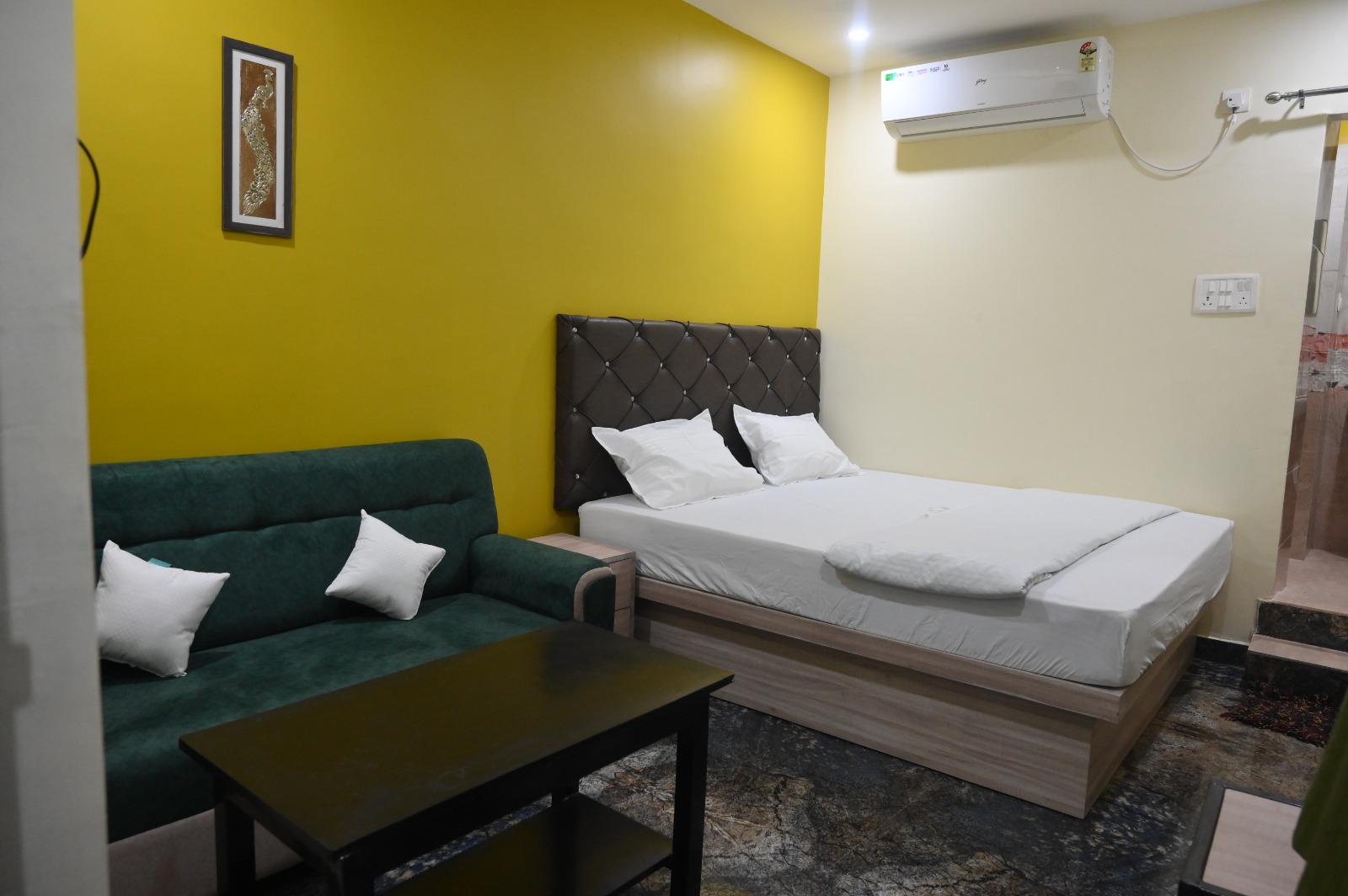 Hotel Meena Inn - Premium bedroom accommodation with modern amenities